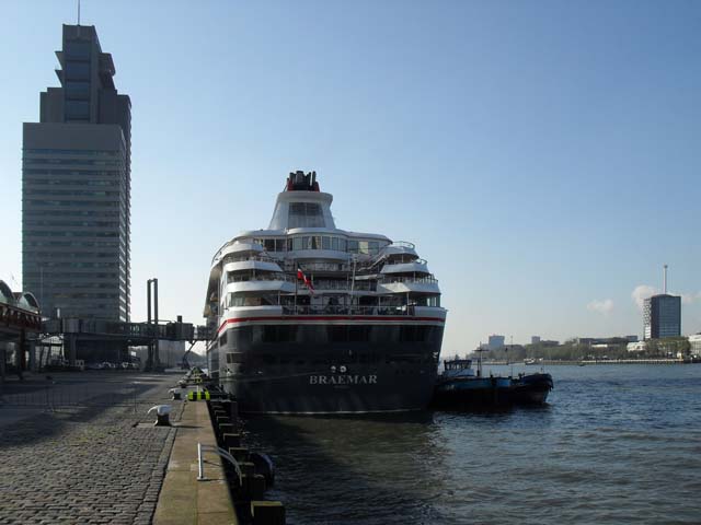 Cruiseschip ms Braemar van Fred Olsen aan de Cruise Terminal Rotterdam